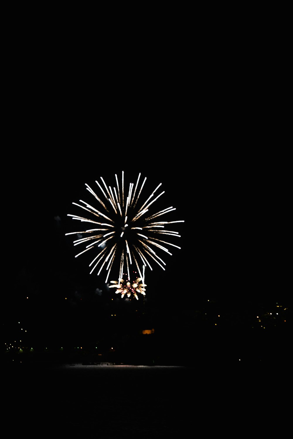 Ein großes Feuerwerk wird am dunklen Himmel angezündet