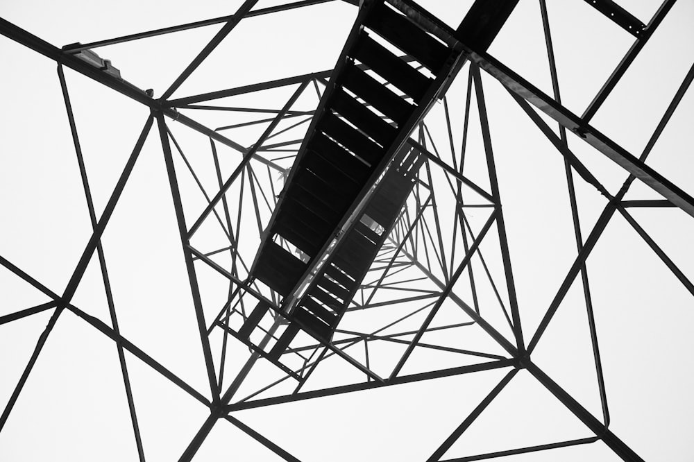 uma foto em preto e branco de uma torre