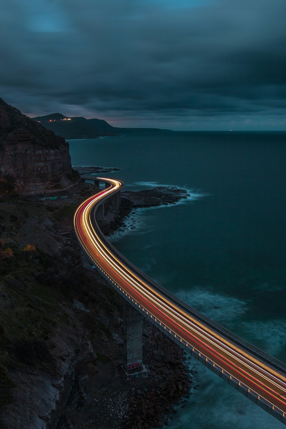 Una foto a lunga esposizione di un'autostrada che attraversa l'oceano
