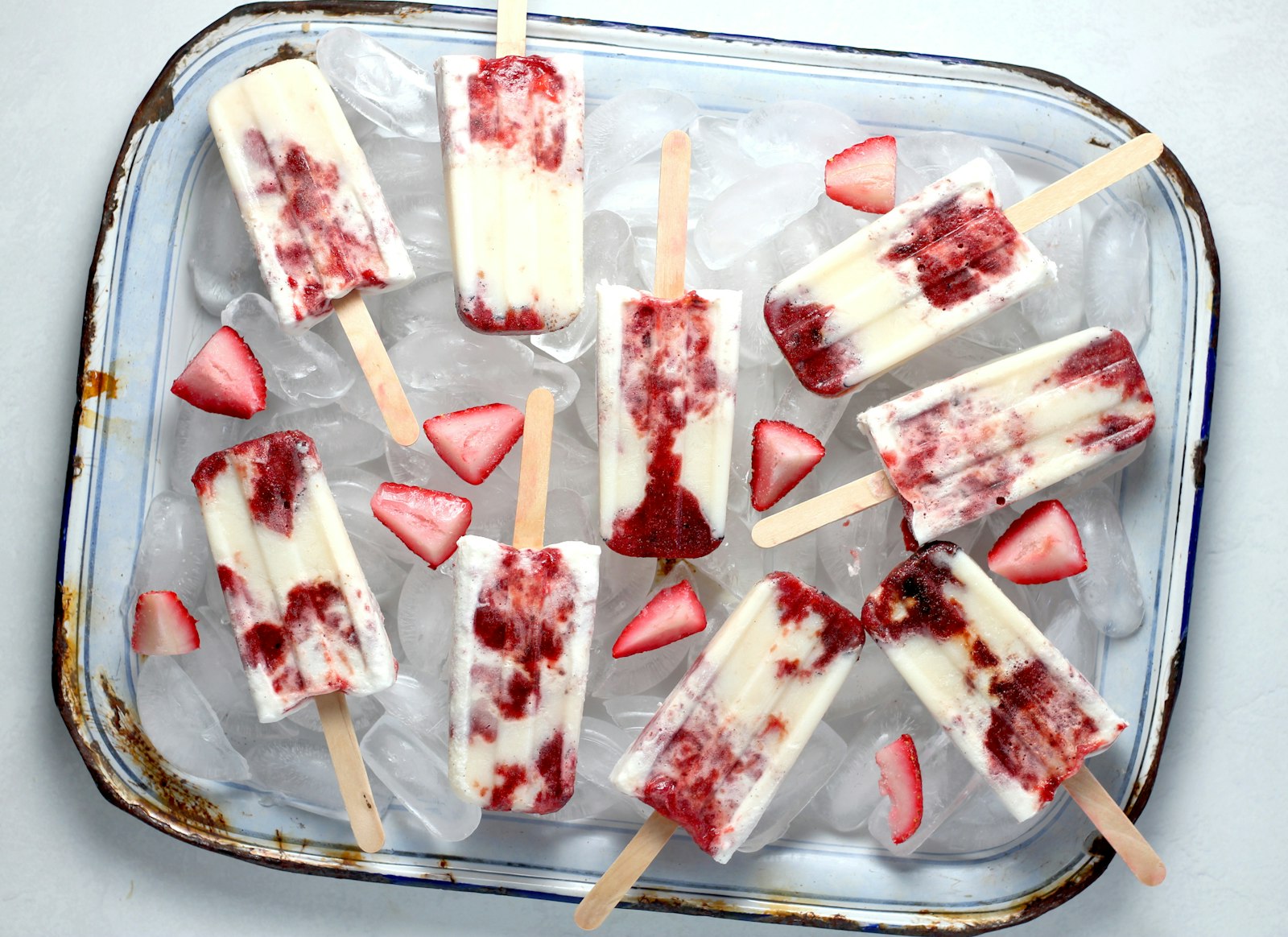 Canon EOS 550D (EOS Rebel T2i / EOS Kiss X4) + Canon EF 50mm F1.8 STM sample photo. Popsicles on clear tray photography