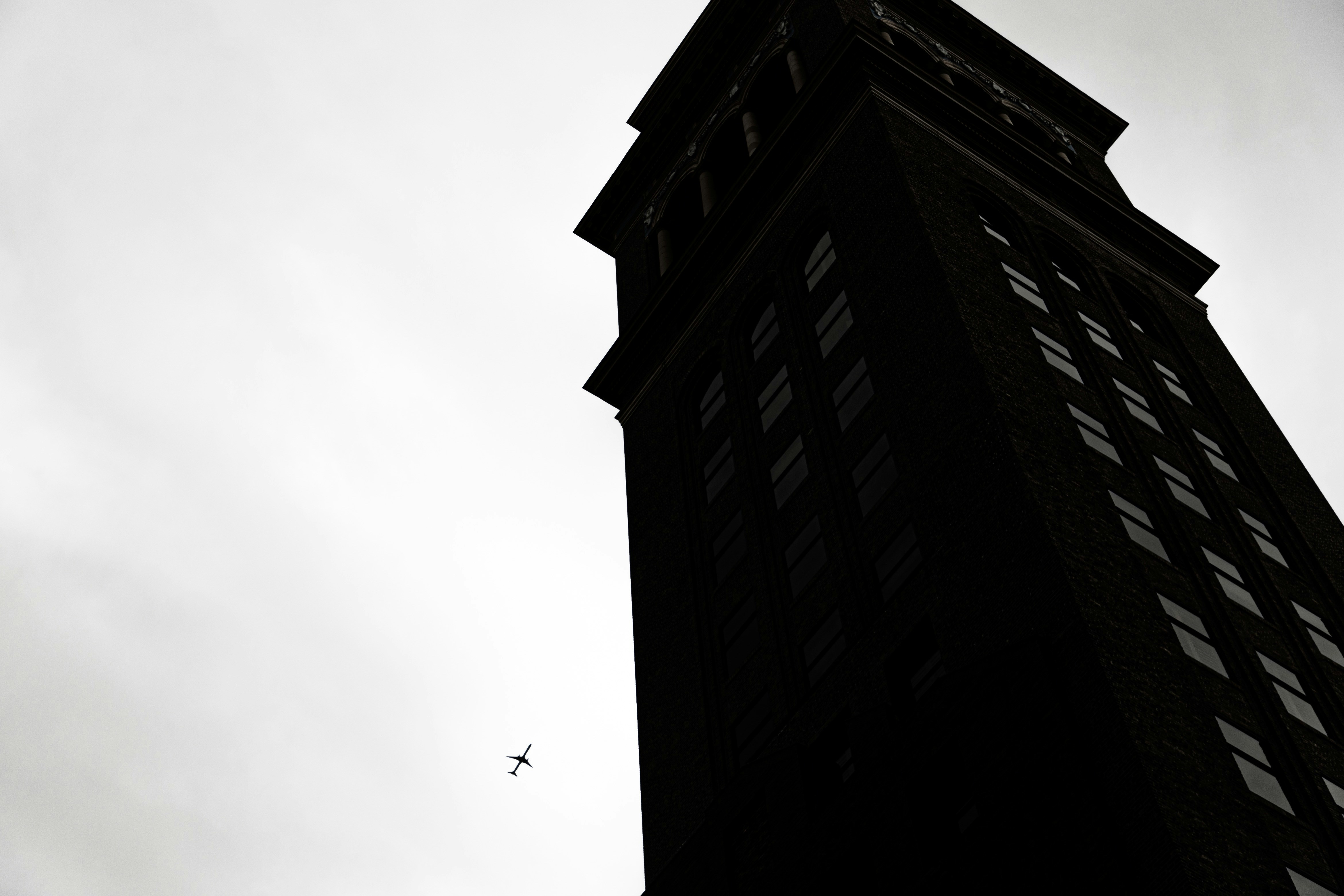 黒い高層ビルのイラストの写真 Unsplashで見つけるラニーの時計塔の無料写真