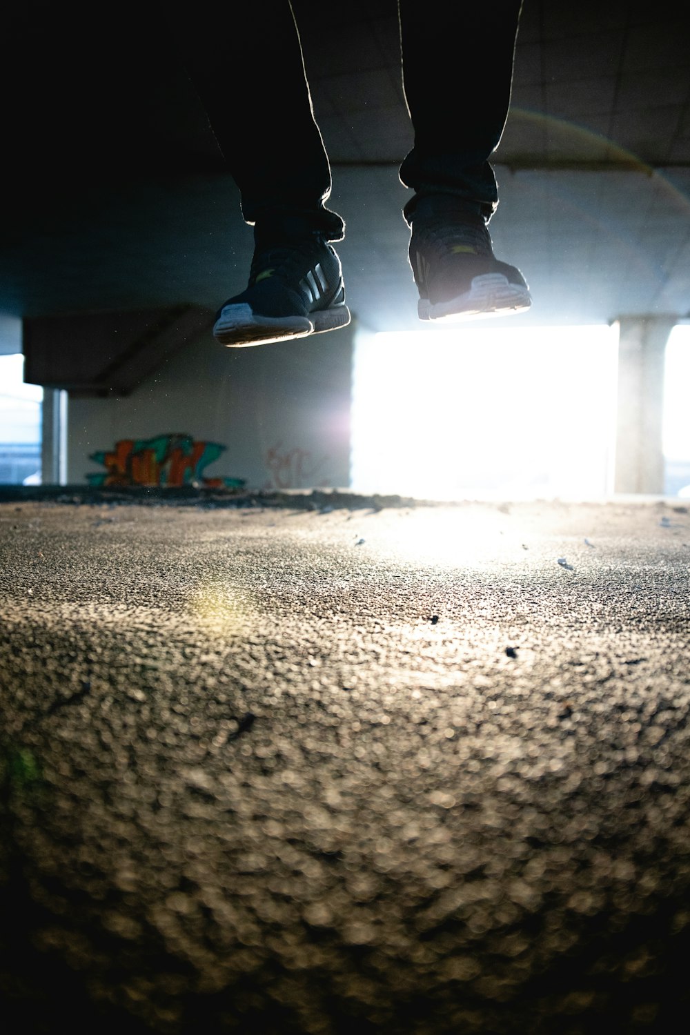 persona che indossa scarpe da ginnastica