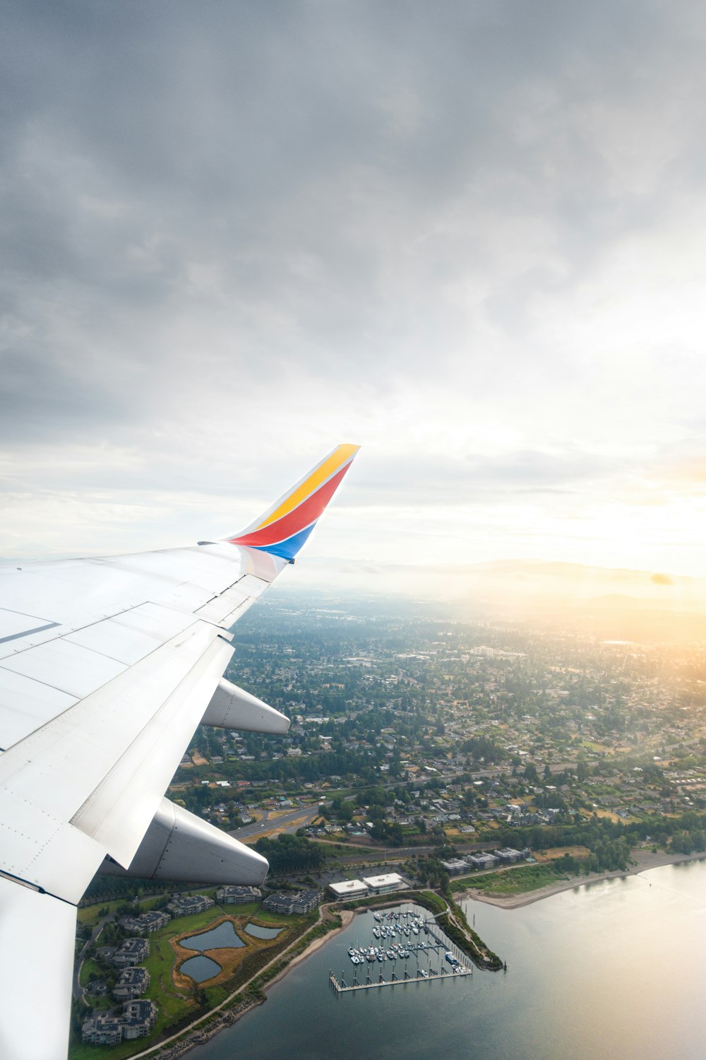 fotografía de primer plano de avión blanco