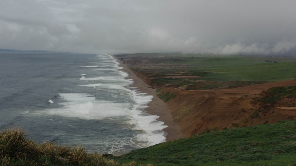 Vista aérea de la orilla del mar