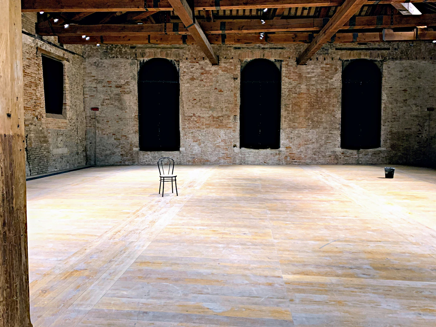 Minimalistischer Raum mit modernem, ebenmässigem Bodenbelag — Vinyl-Anwendung im klaren Architekturkontext.