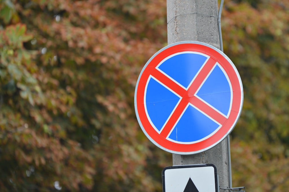 round red and blue street signage at daytime