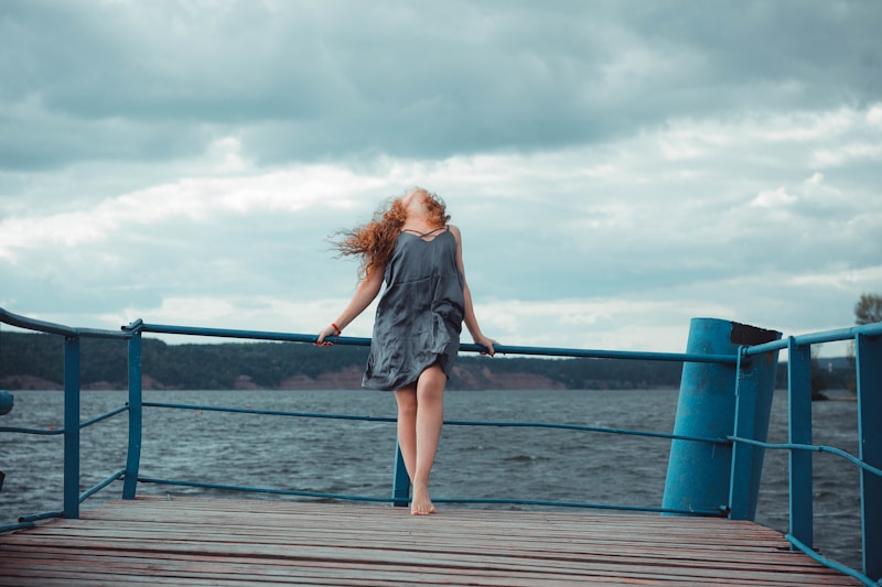 Posado seductor en muelle