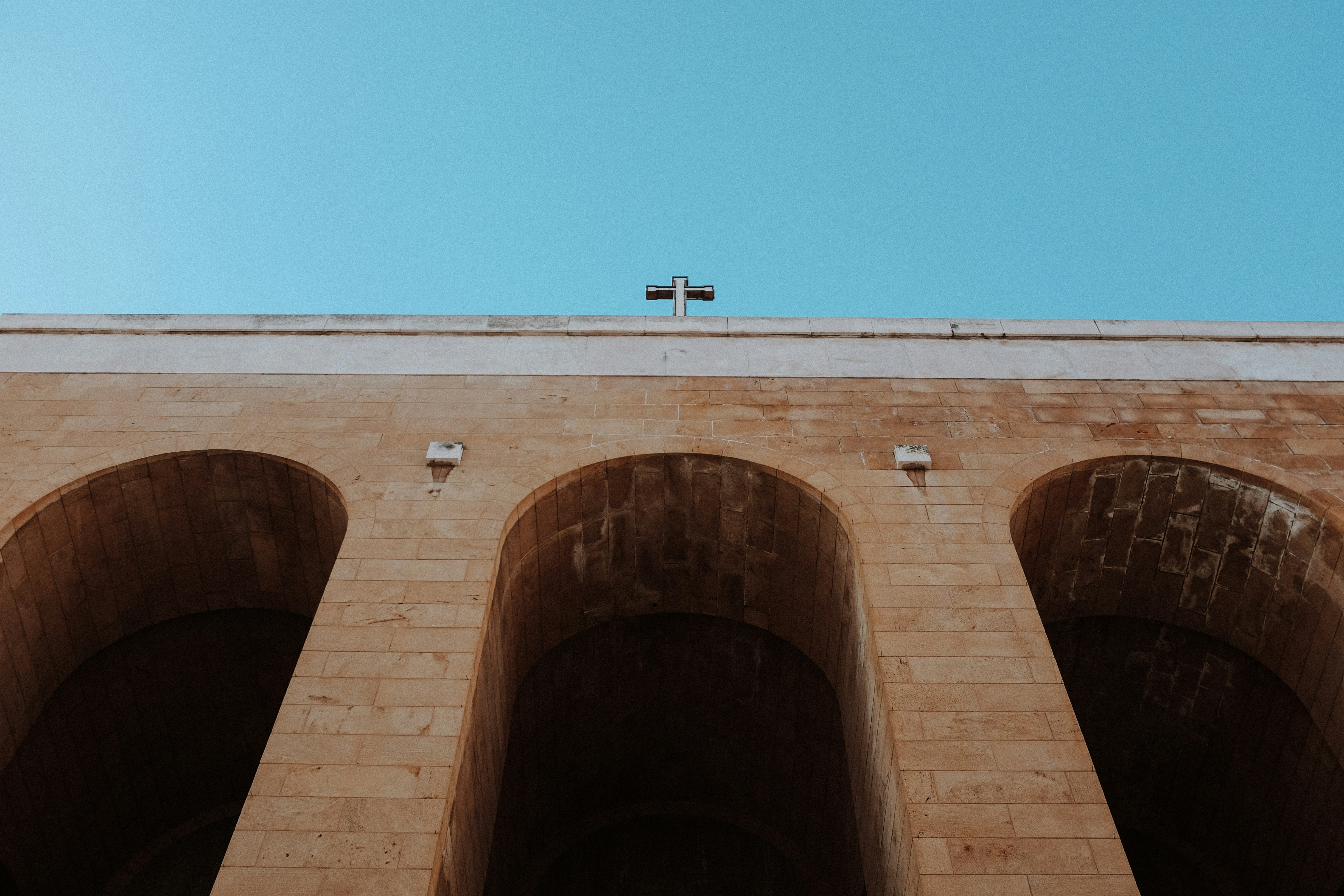 Fotografia de baixo ângulo da catedral de concreto bege e branco
