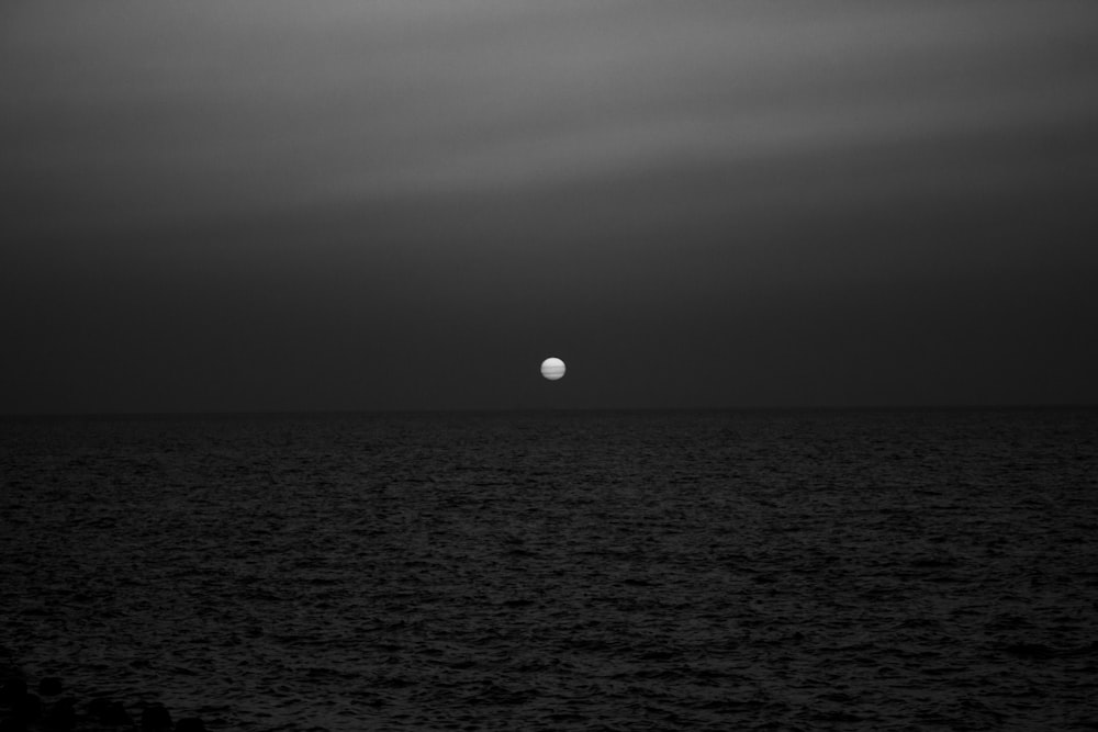 달의 회색조 사진