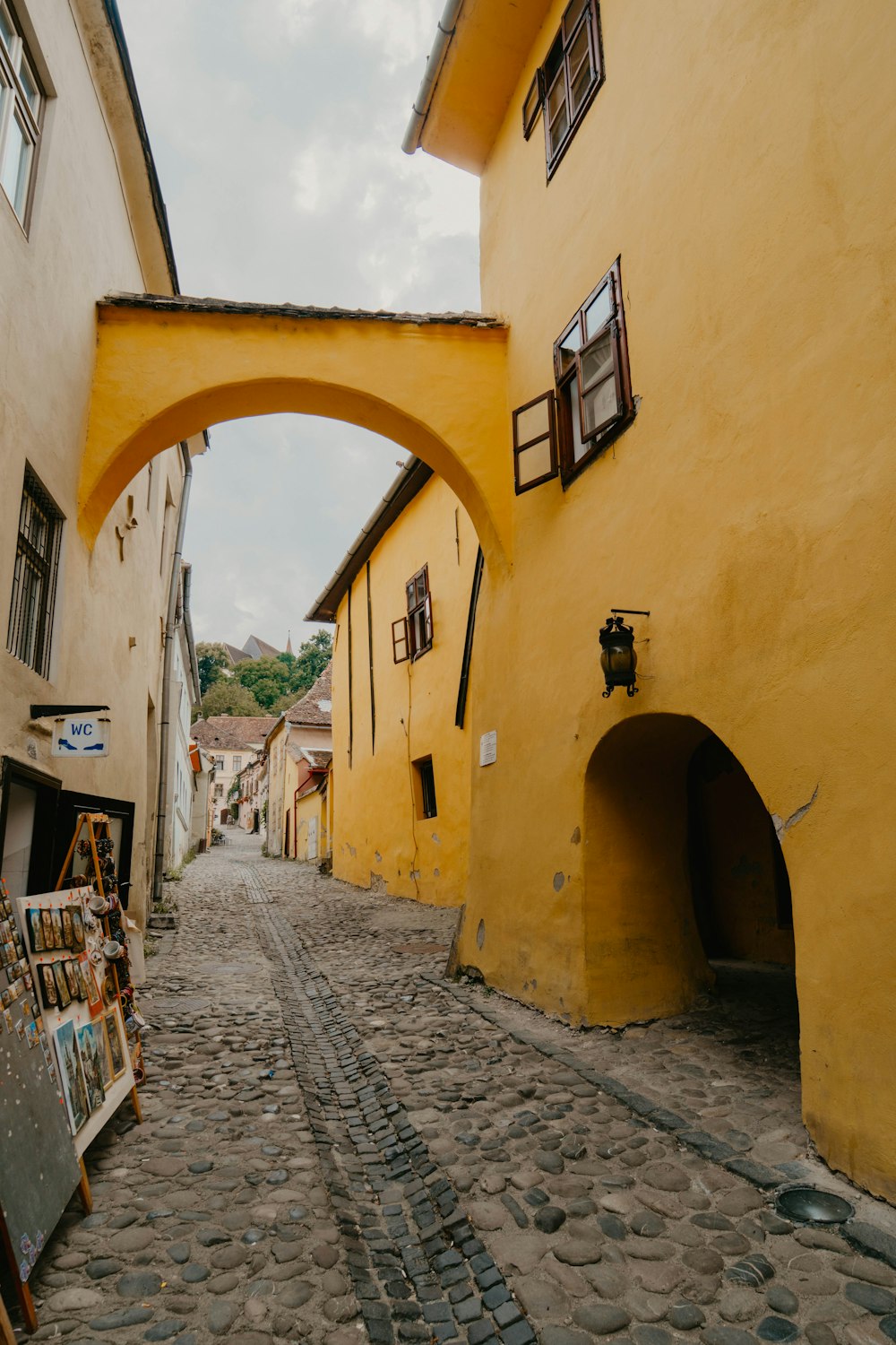 edifício de concreto amarelo