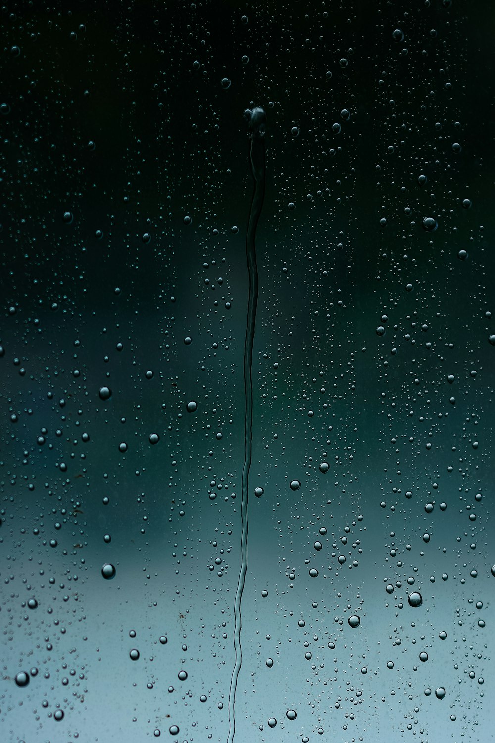 Un primer plano de una ventana con gotas de agua