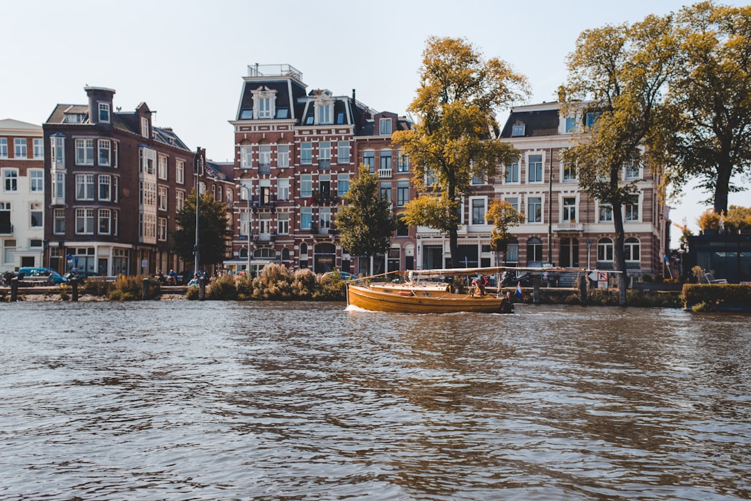 boat in body of water, Pequeño reportaje de los canales de Ámsterdam.
