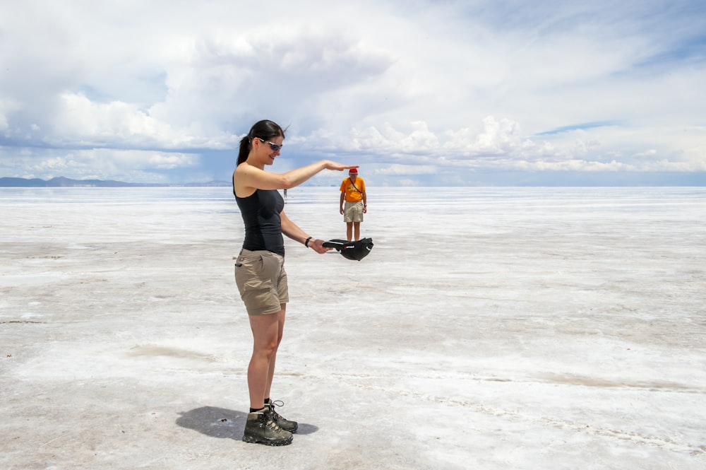 femme debout sur le terrain