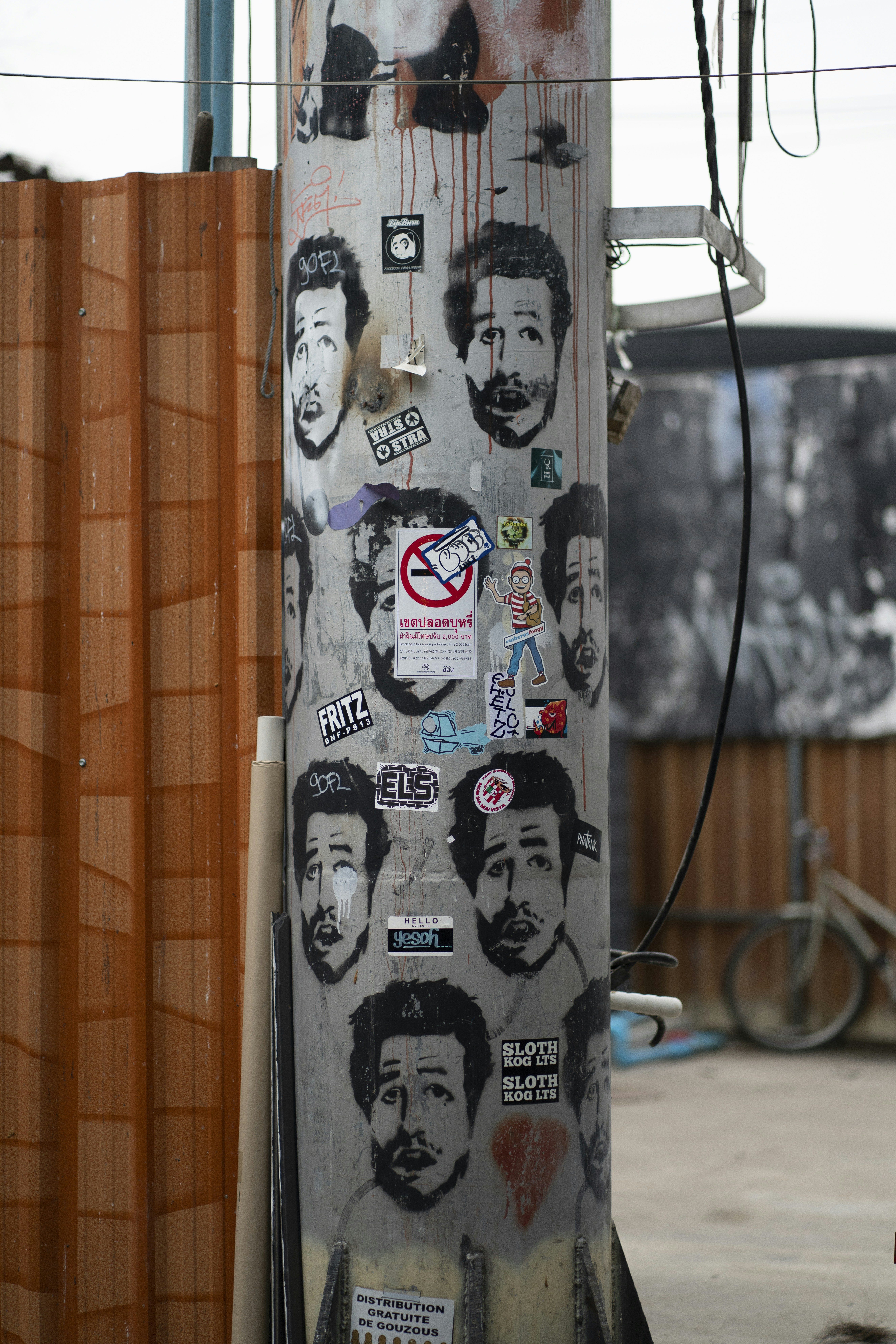 灰色のコンクリート送電ポスト