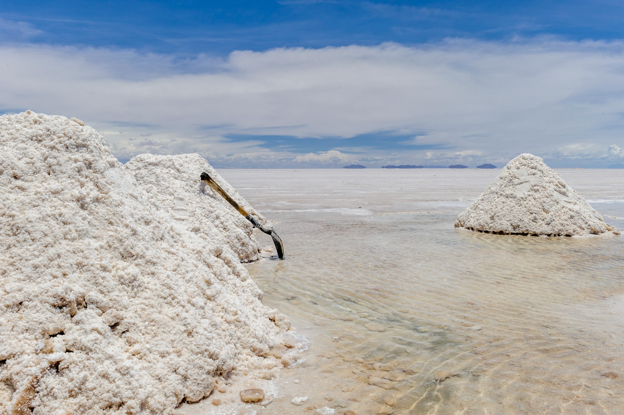 Wiki Plus | Salt harvest in the Uyuni salt desert in Bolivia