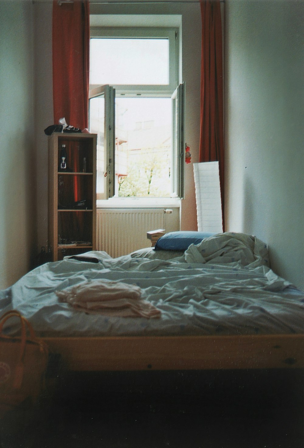 um quarto com uma cama e uma janela