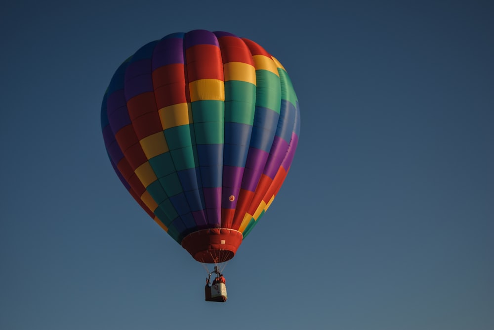 Montgolfière de couleurs assorties en vol