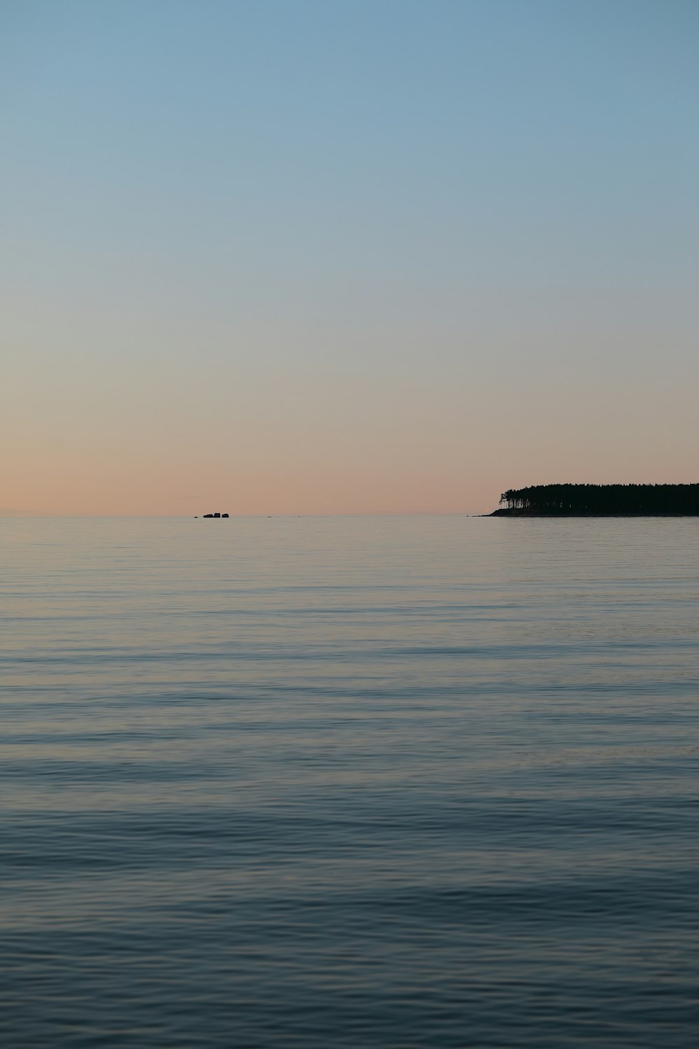 Plan d’eau à l’horizon au coucher du soleil