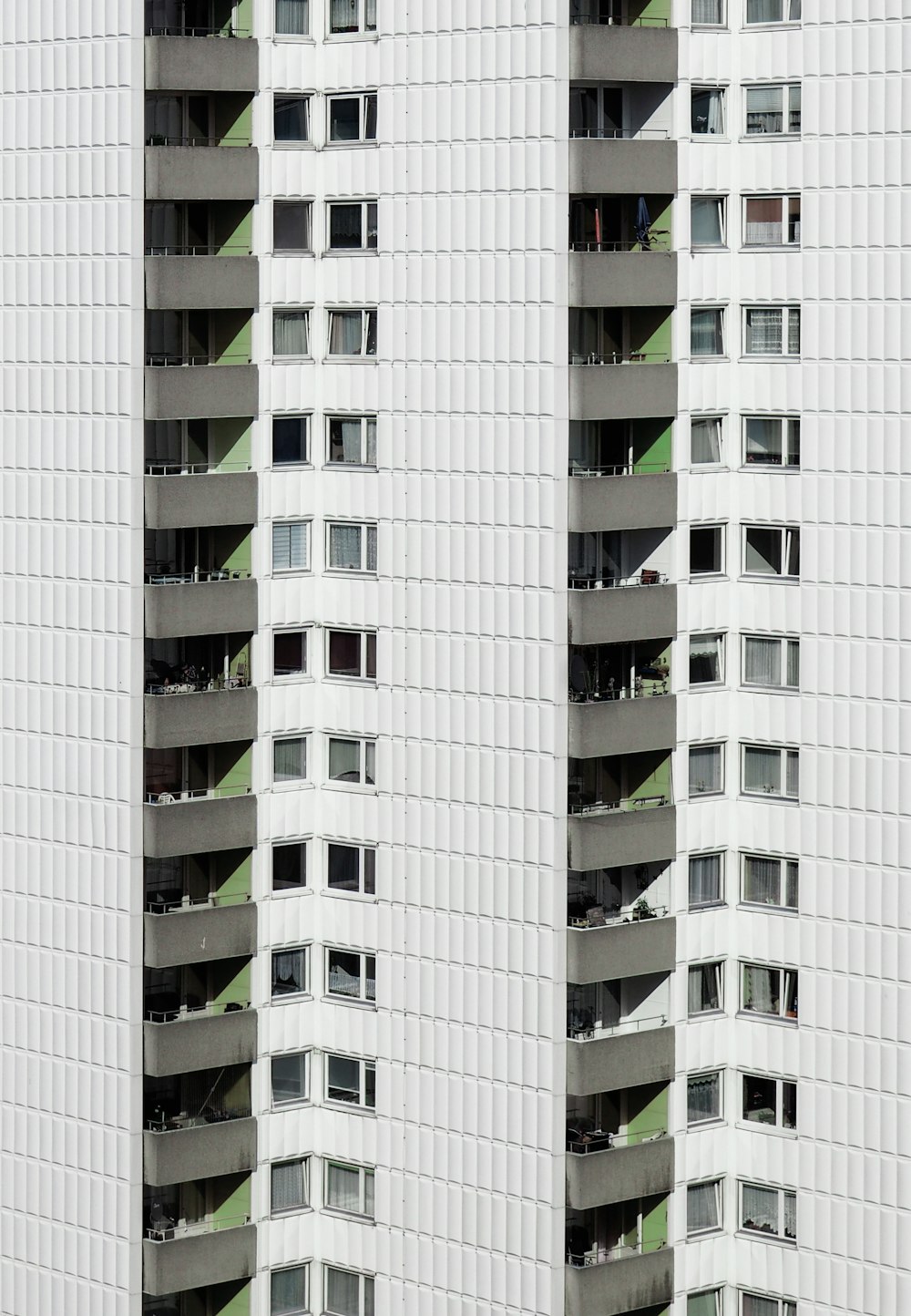Edificio gris durante el día