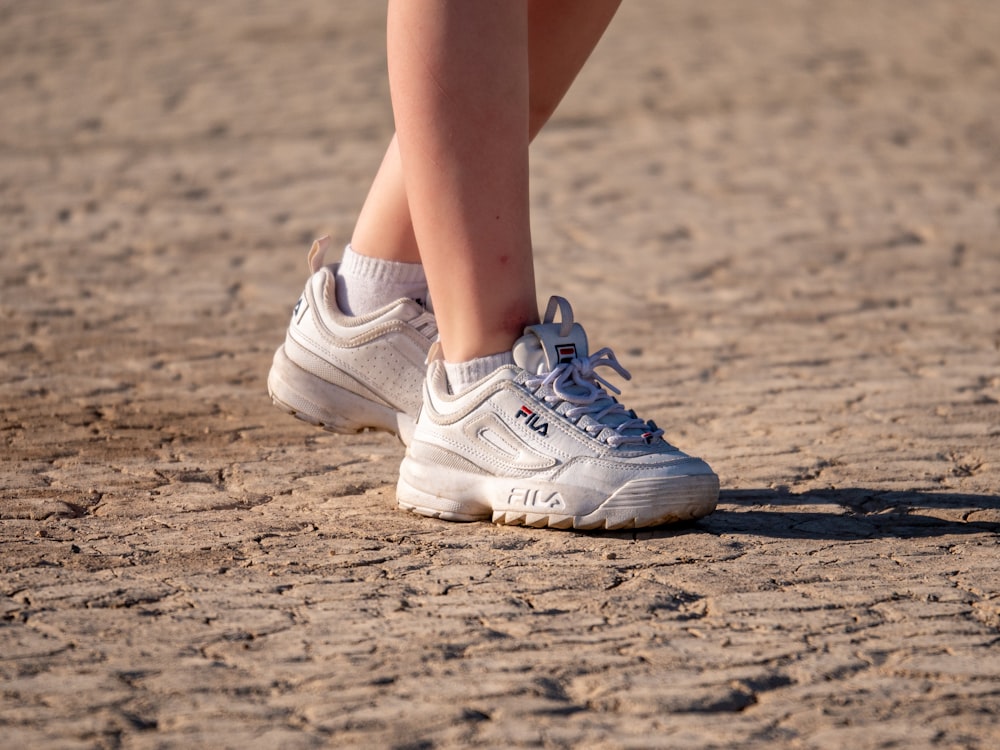 Hundimiento Maniobra Accidentalmente Foto Persona con zapatillas fila blancas – Imagen California gratis en  Unsplash