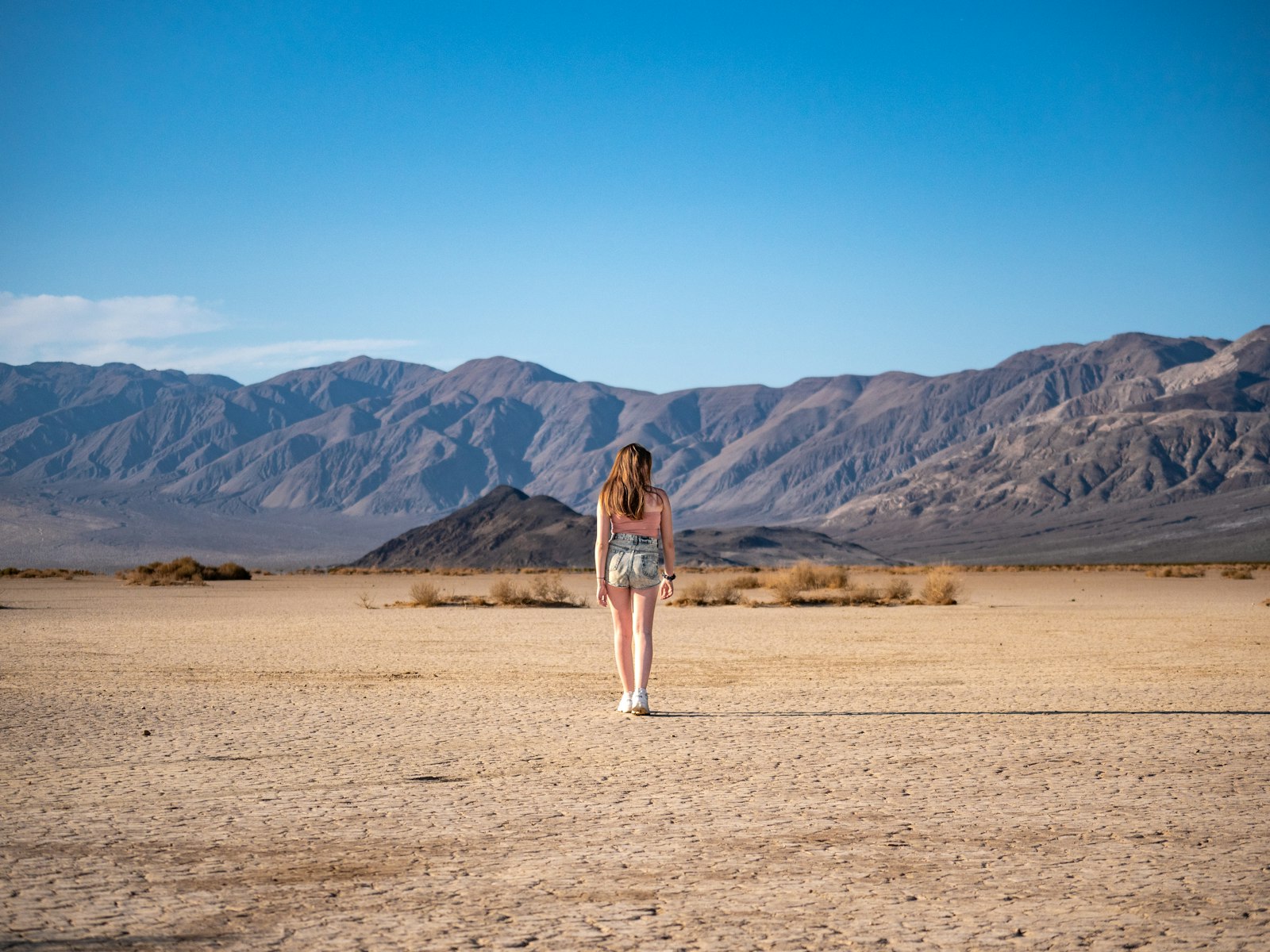 Panasonic Lumix DC-GH5 sample photo. Woman standing on desert photography