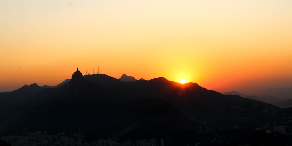 Fotografía de silueta de montaña