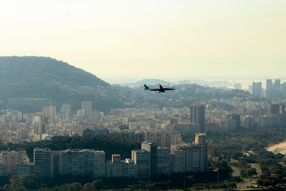 transatlântico aéreo branco voando no céu