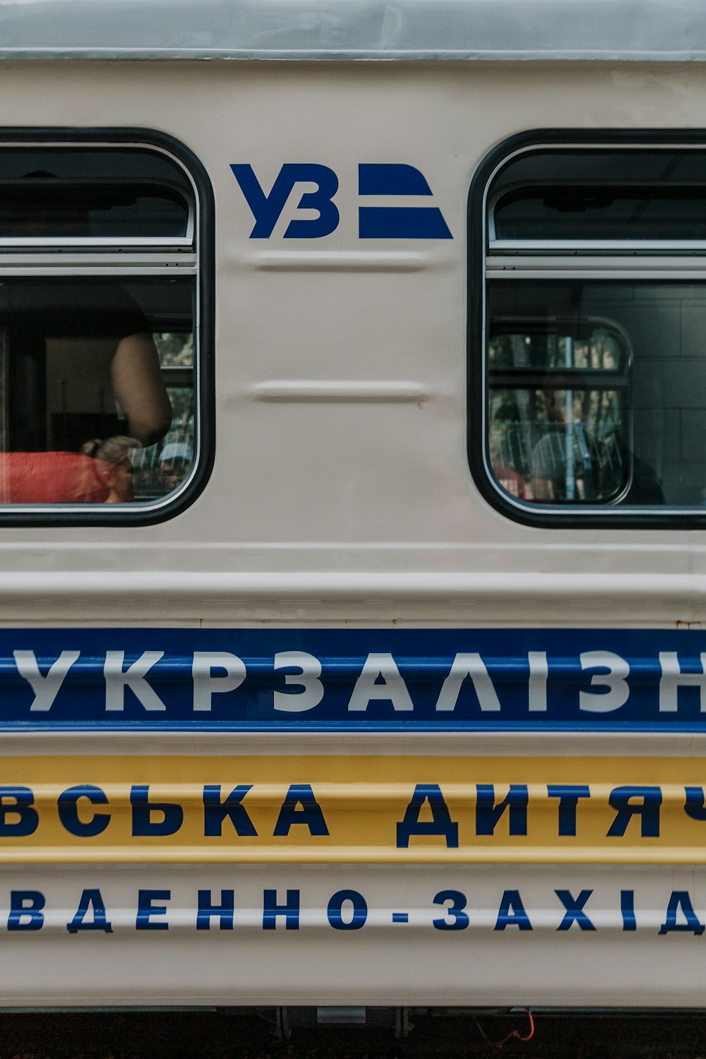 um vagão de trem de passageiros com as janelas abertas