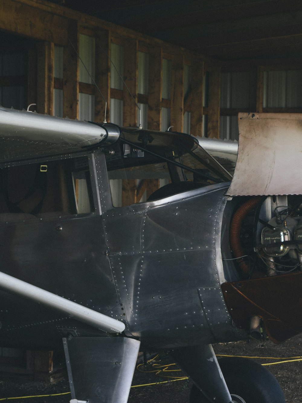 um pequeno avião a hélice sentado em um hangar