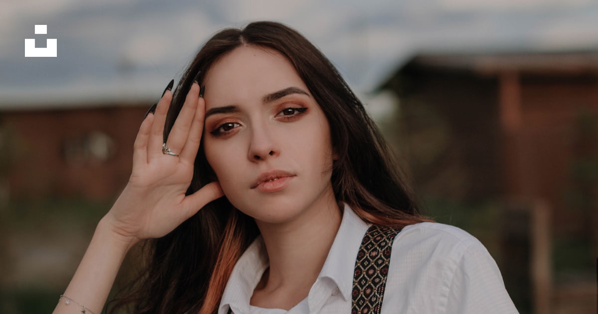 Woman in white and brown jumper photo – Free Fashion Image on Unsplash