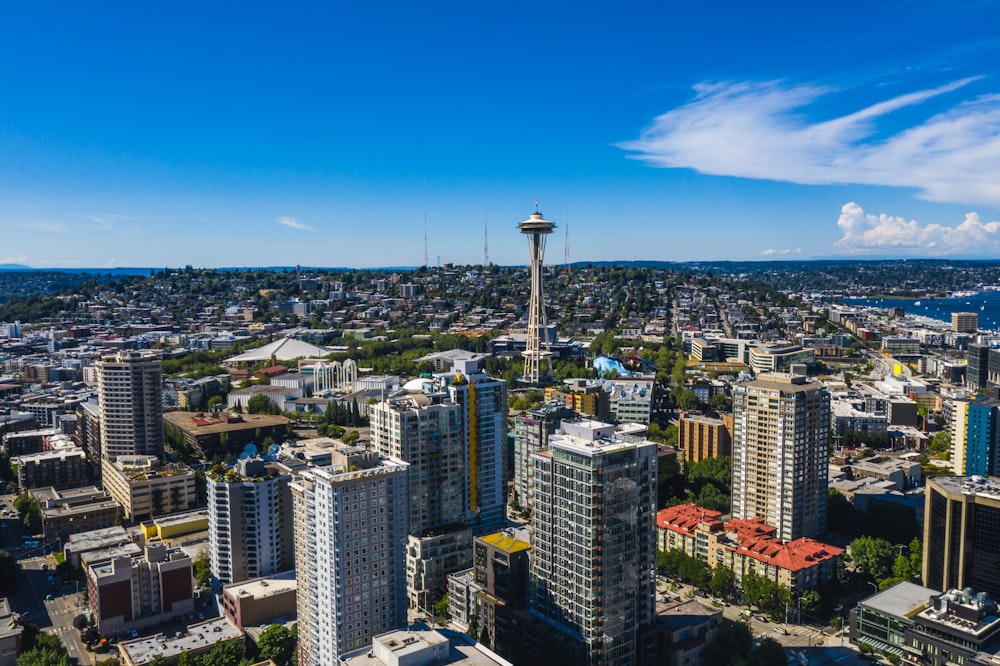La ville de Seattle sous un ciel bleu et blanc pendant la journée