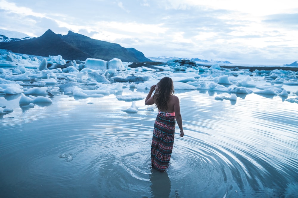 Frau steht im Wasser