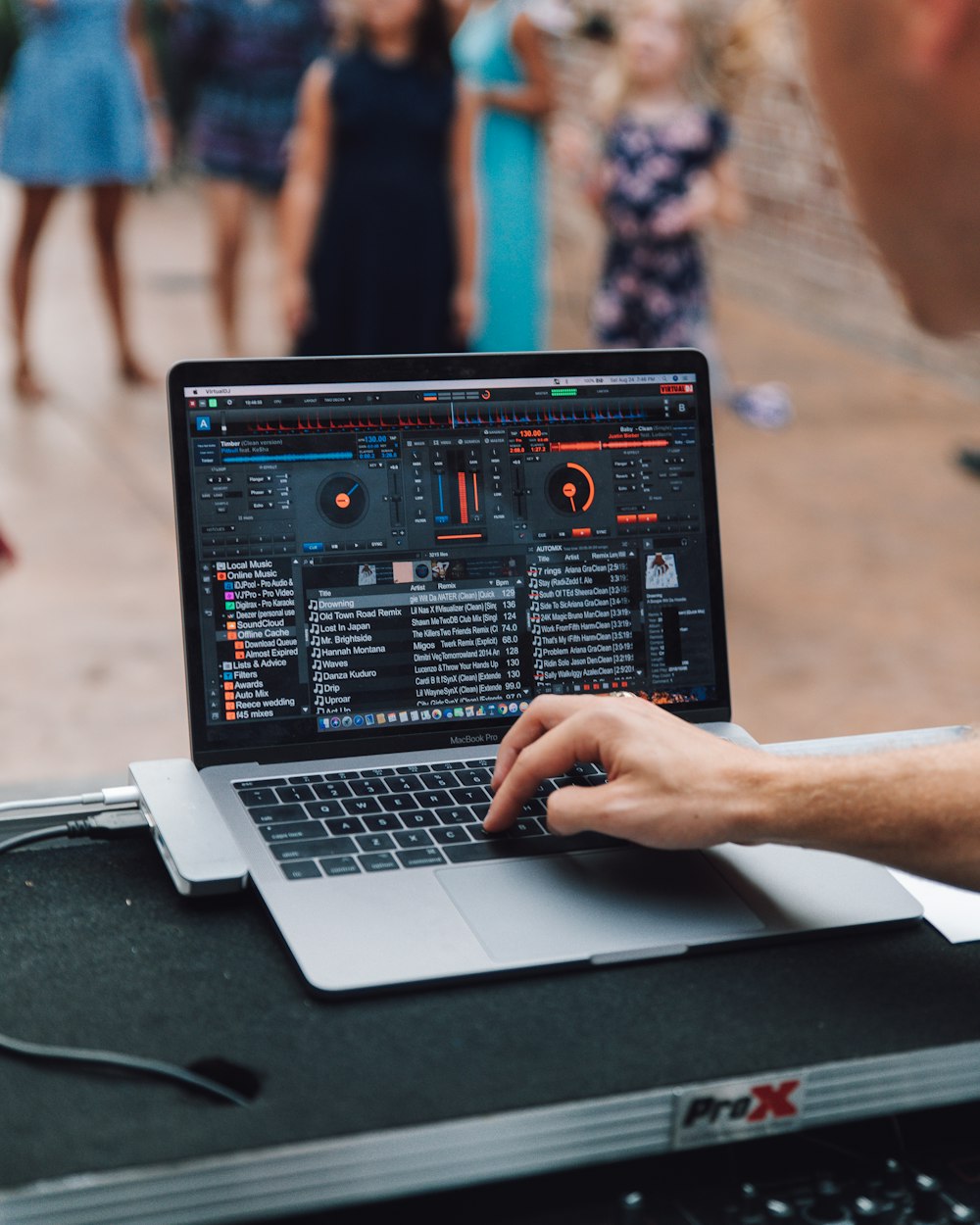MacBook Pro affichant la table de mixage DJ