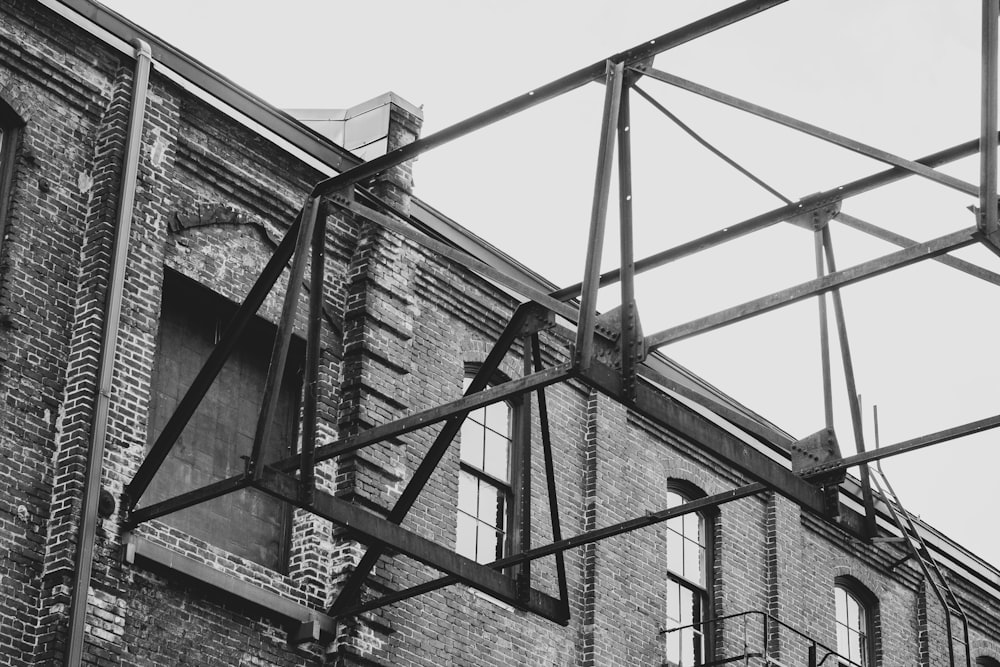 Photographie en niveaux de gris d’un bâtiment en béton gris et blanc