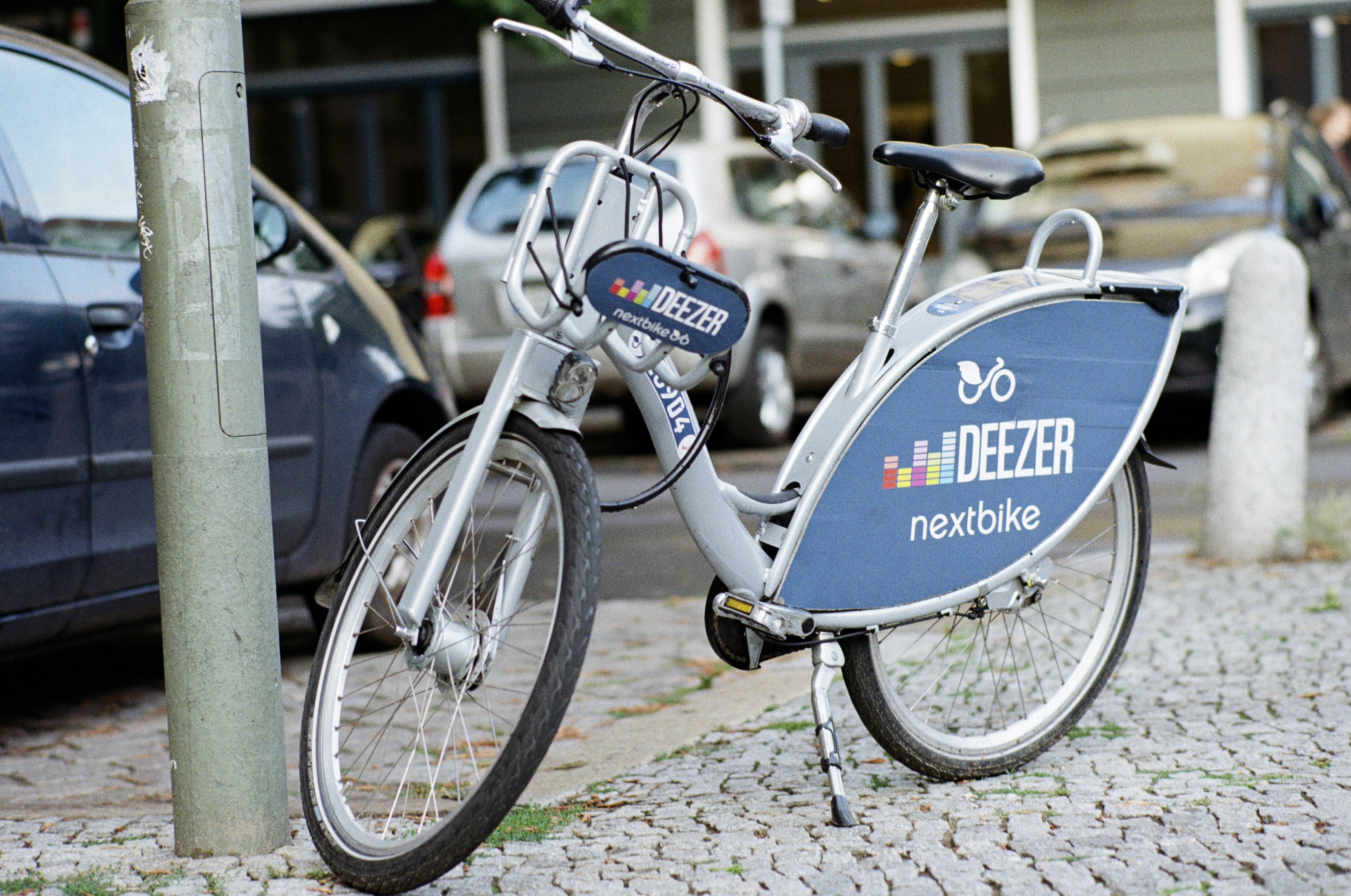 white and blue bicycle close-up photography