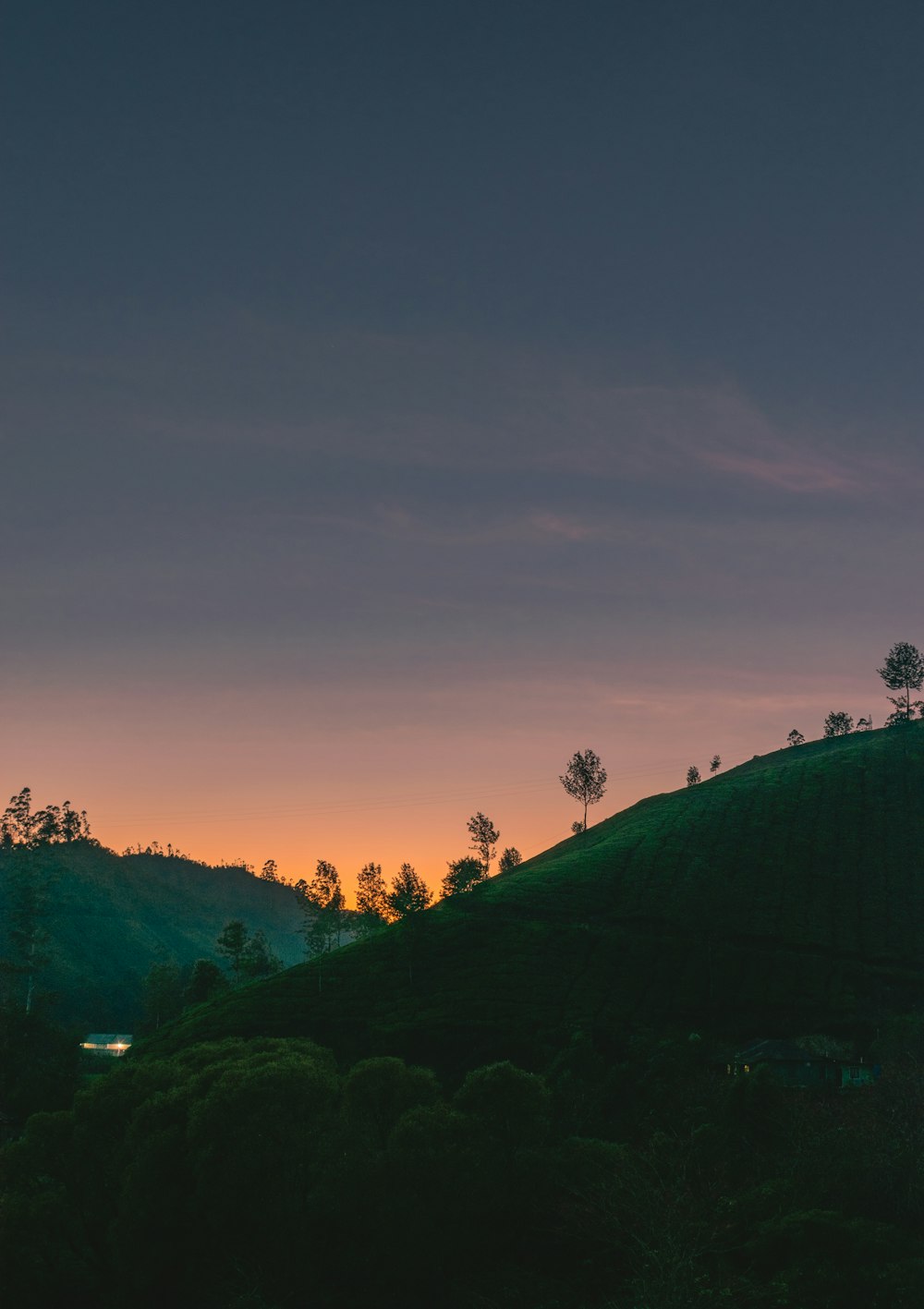 Montanha durante a hora dourada