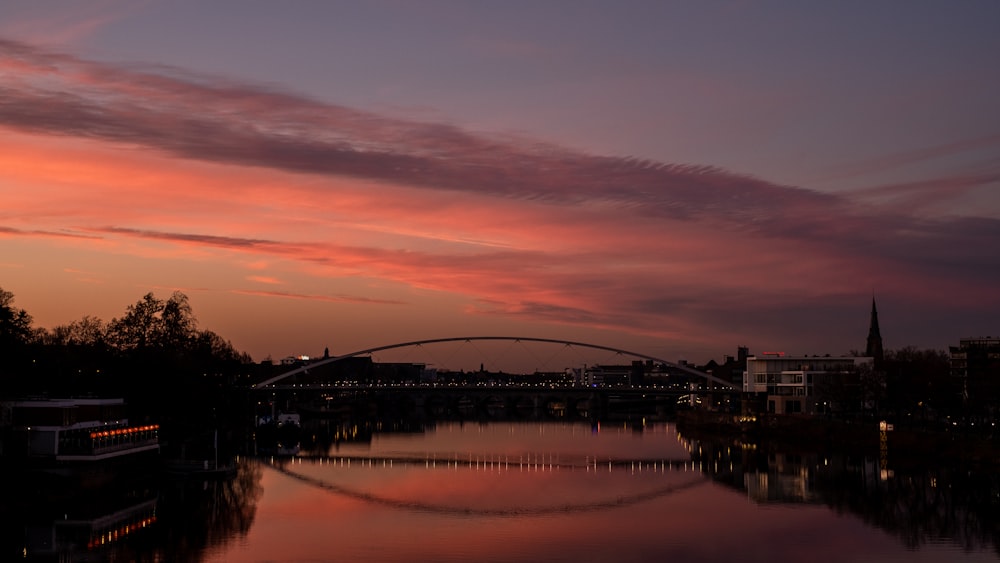 Hochhäuser in der Nähe des Meeres unter orangefarbenem Himmel