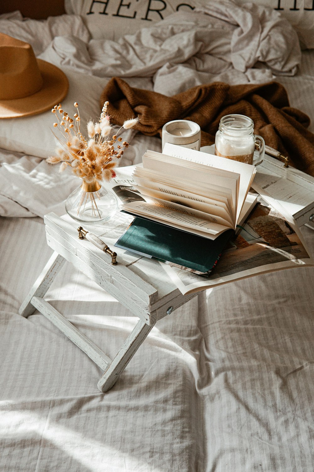 Page de livre blanc sur table de lit en bois blanc