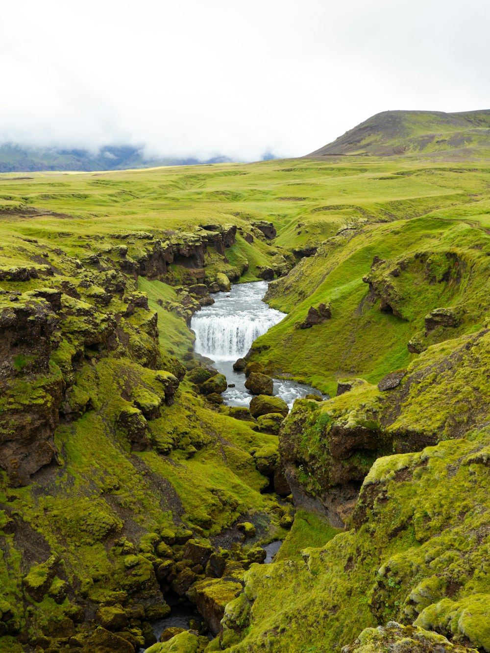 Foto zum Thema Selektive Fokus-Graustufenfotografie von Seitenspiegel und  Windschutzscheibe mit Wassertau – Kostenloses Bild zu Regen auf Unsplash