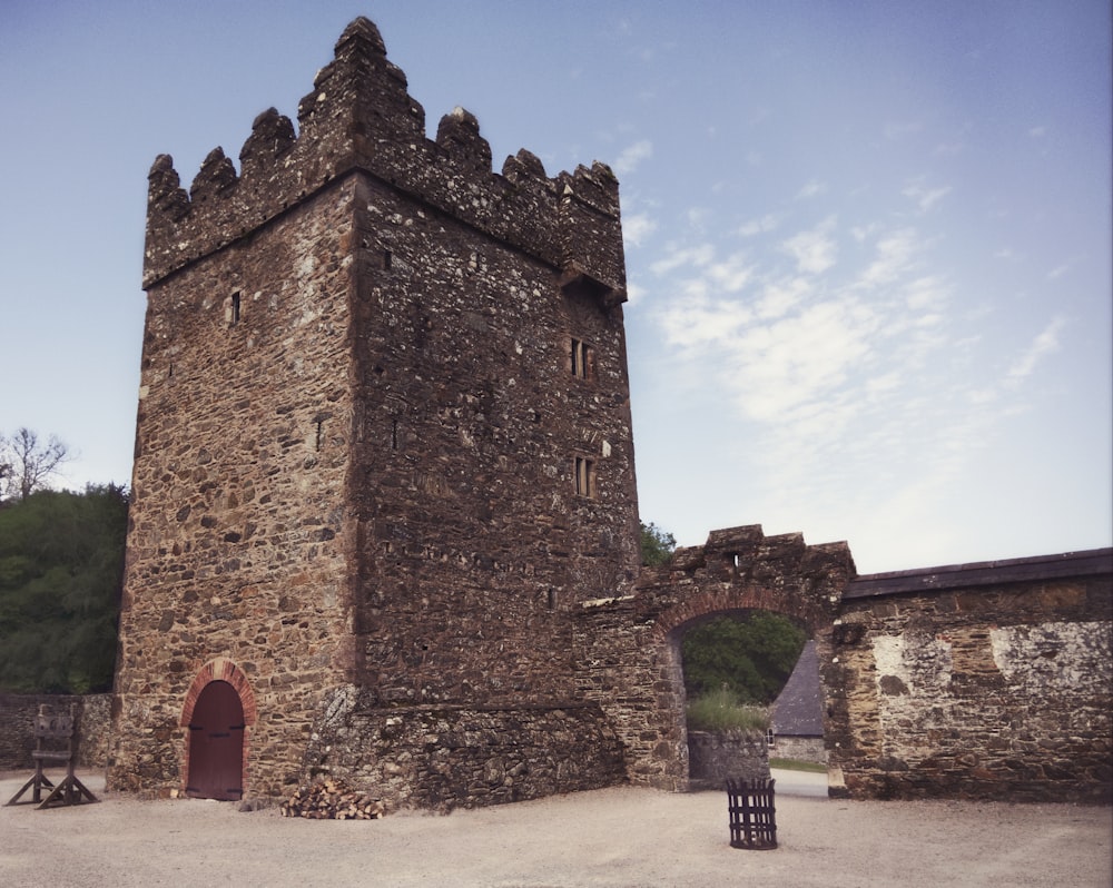 Torre marrón bajo un cielo despejado