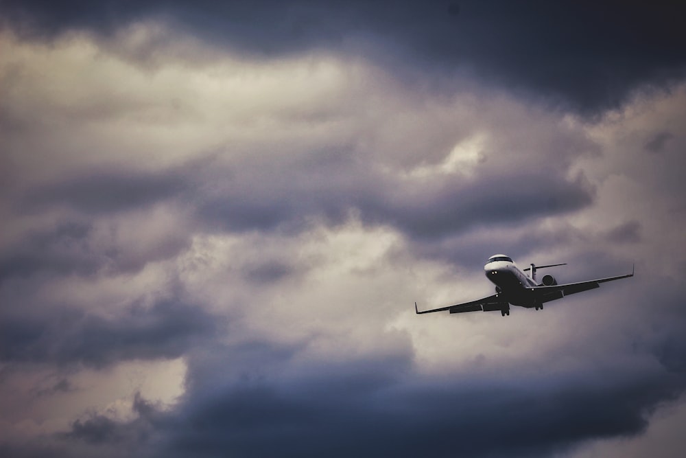 white airliner