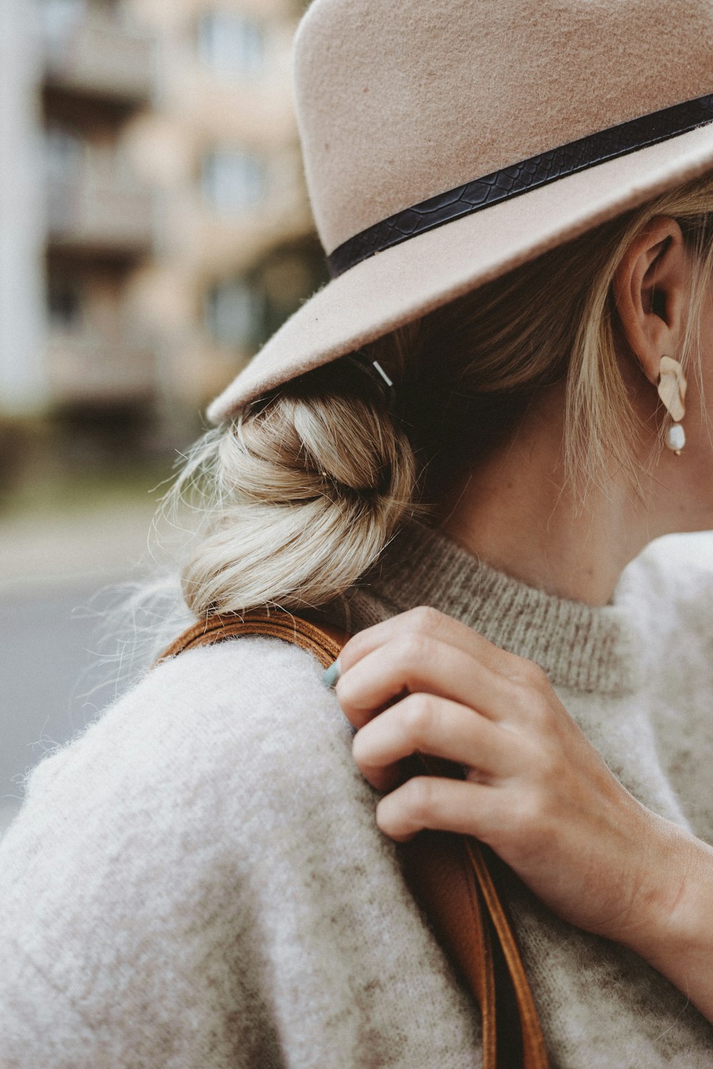 donna che indossa il cappello e la borsa per il trasporto