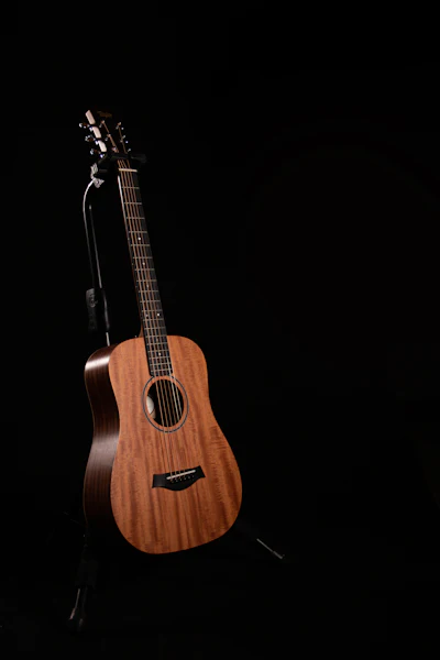 Violão acústico e guitarra elétrica lado a lado sobre fundo escuro