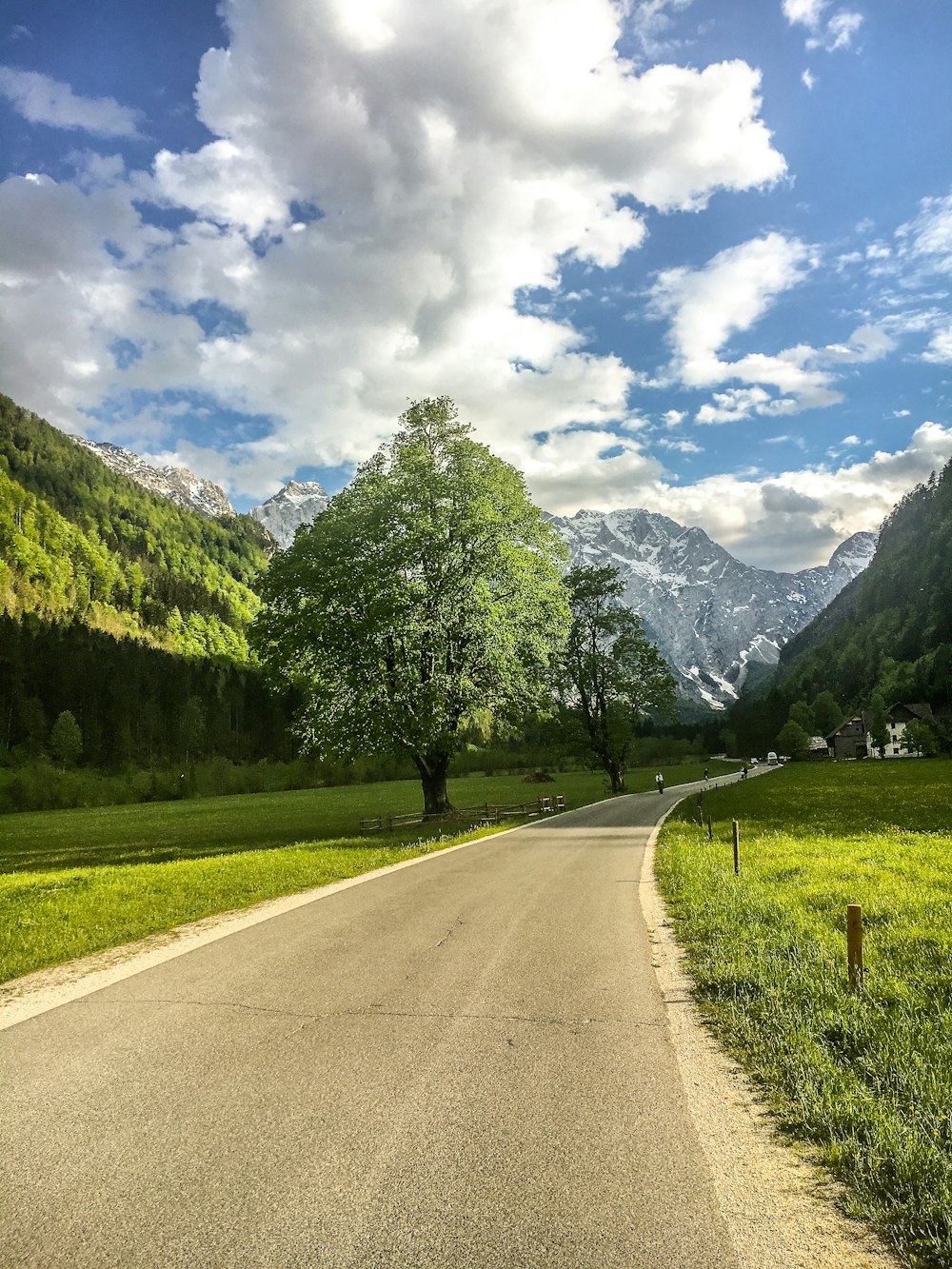 strada in cemento sotto il cielo bianco e blu