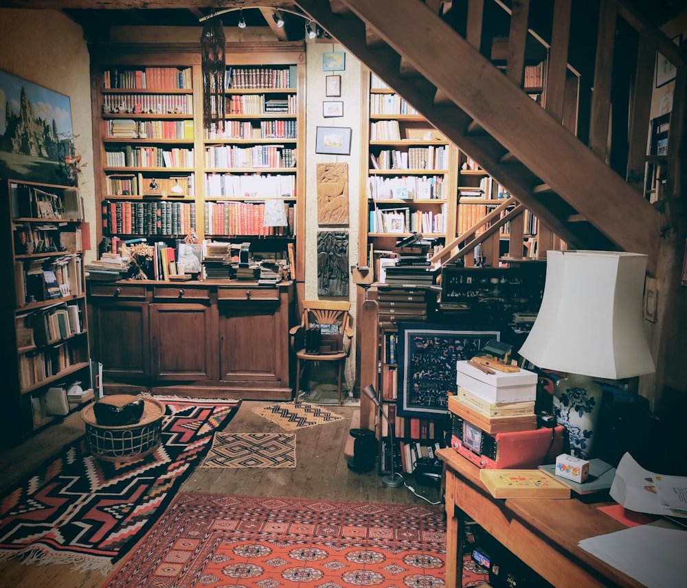 Bibliothèque en bois marron