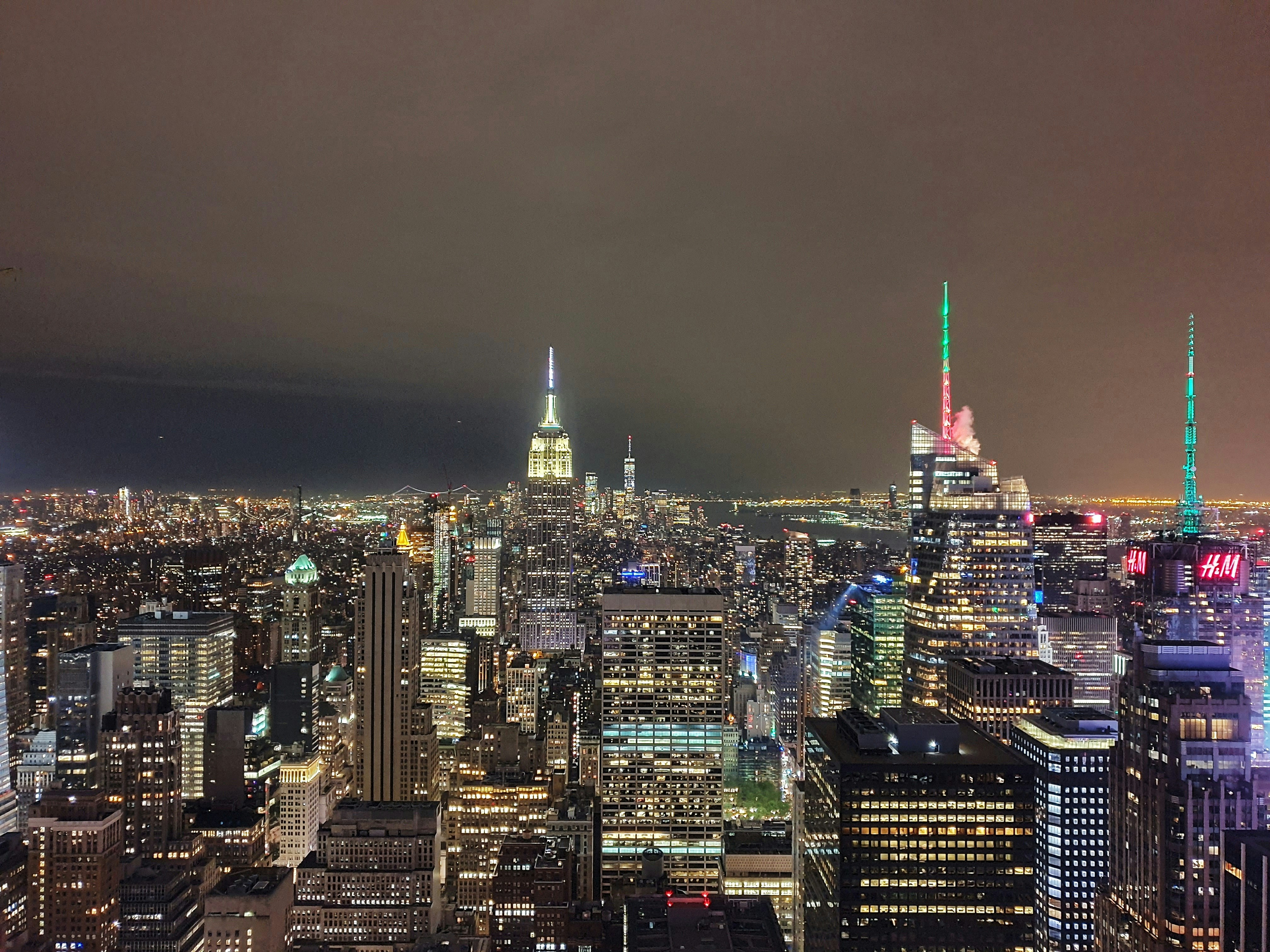 Skyline di Manhattan New York di notte con grattacieli illuminati e East River