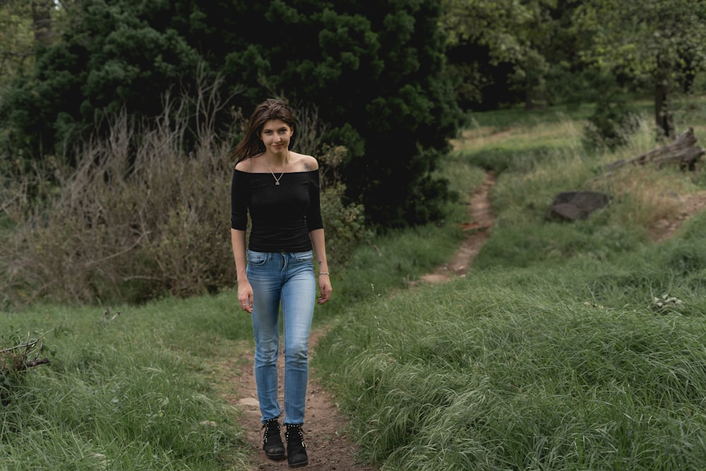 Mujer caminando por la pasarela rodeada de plantas