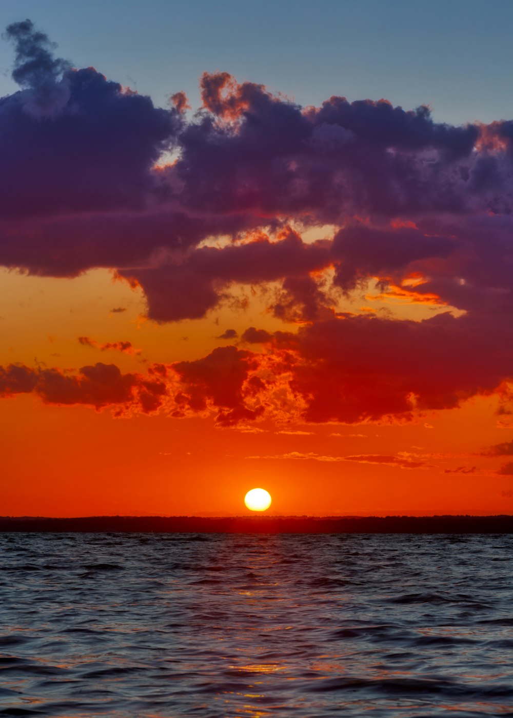 Photo de silhouette de la mer pendant l’heure dorée