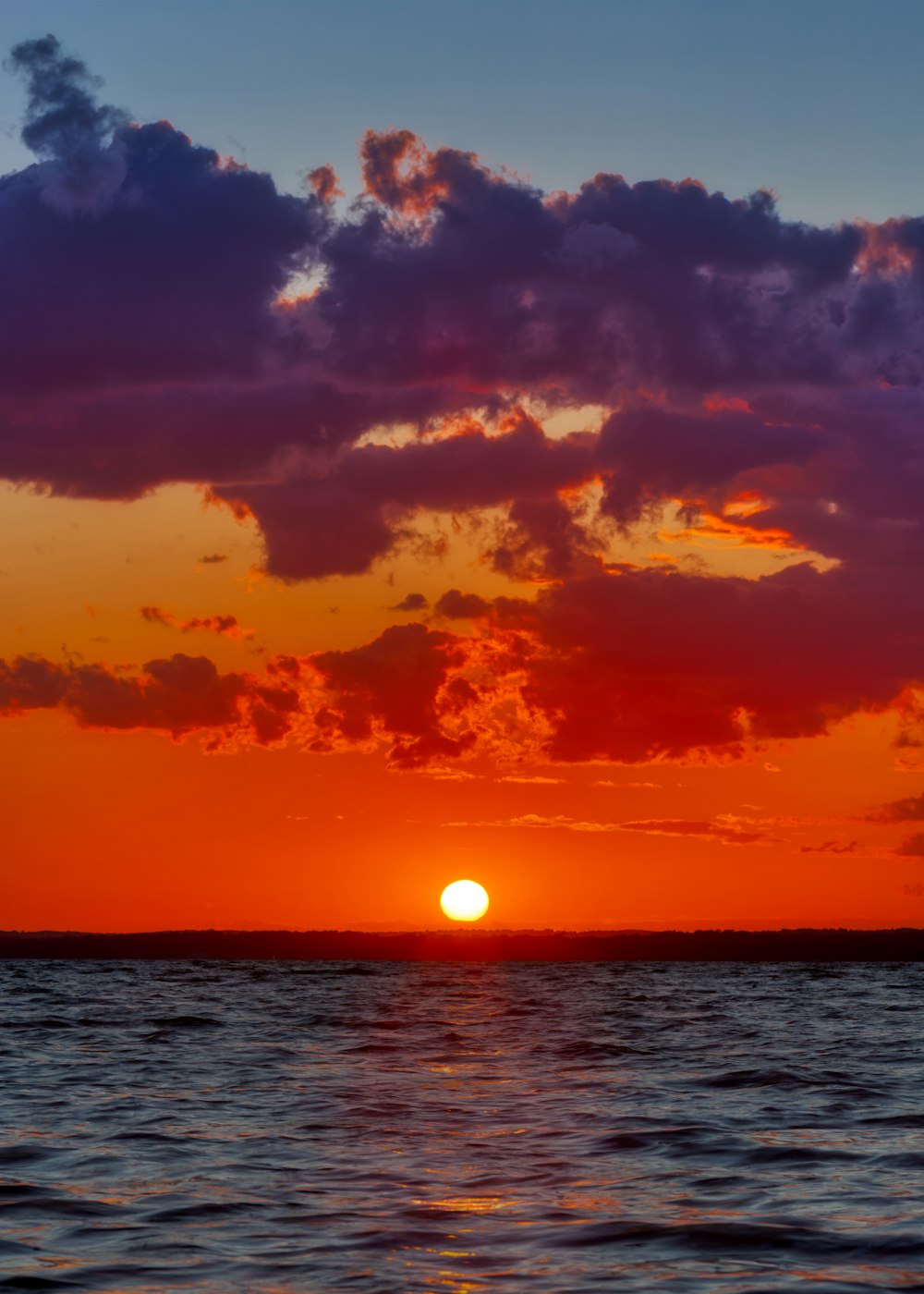 Foto de silueta del mar durante la hora dorada