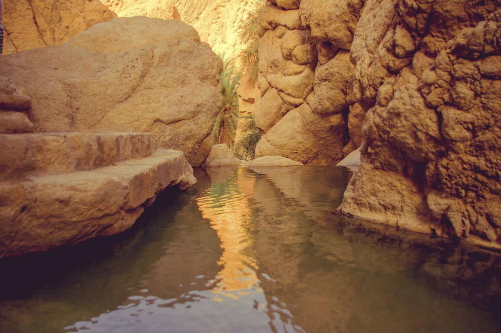 Agua bajo las rocas